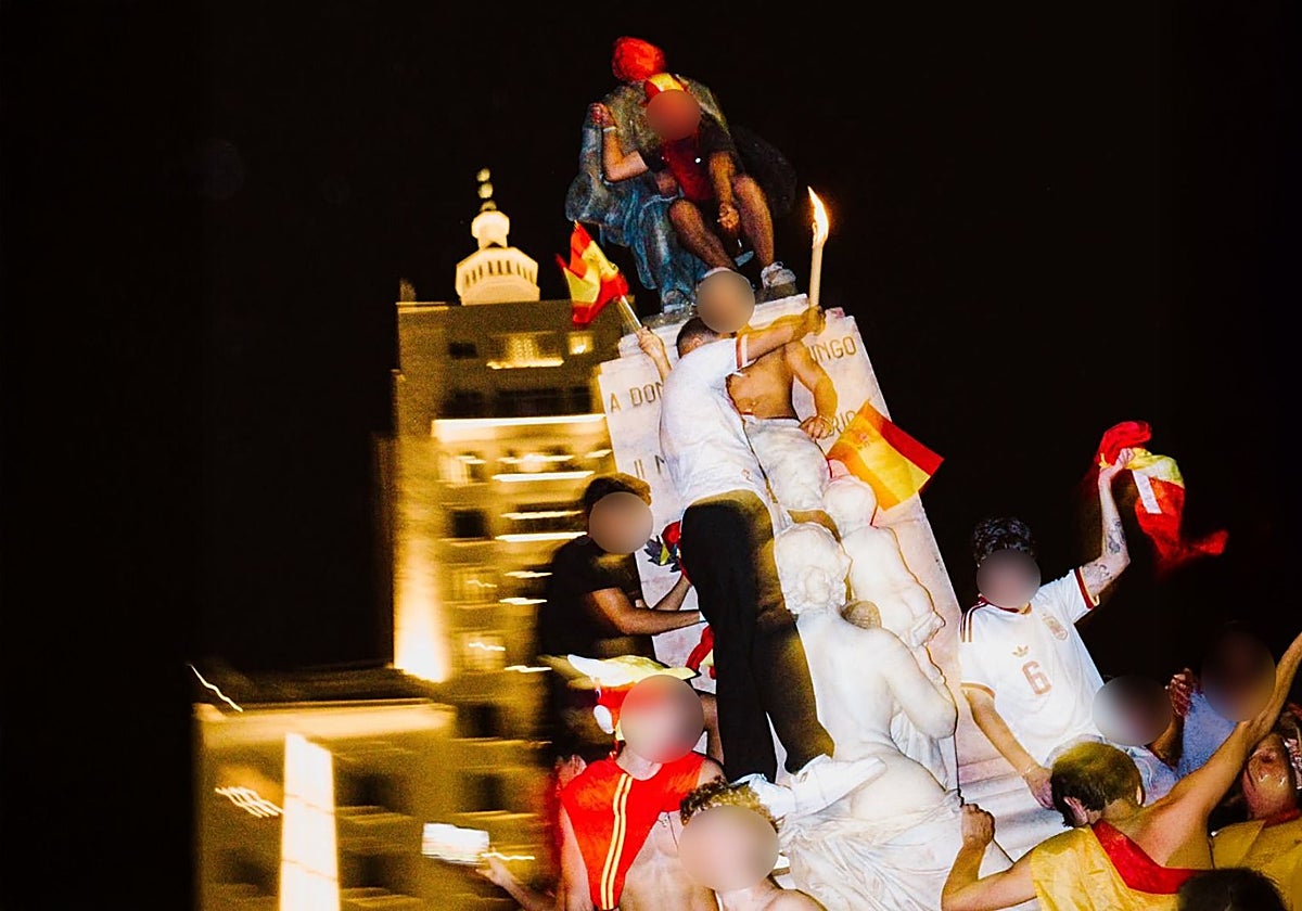 Indignación en Málaga tras ataque vandálico a la emblemática estatua del Marqués de Larios durante las celebraciones del Mundial