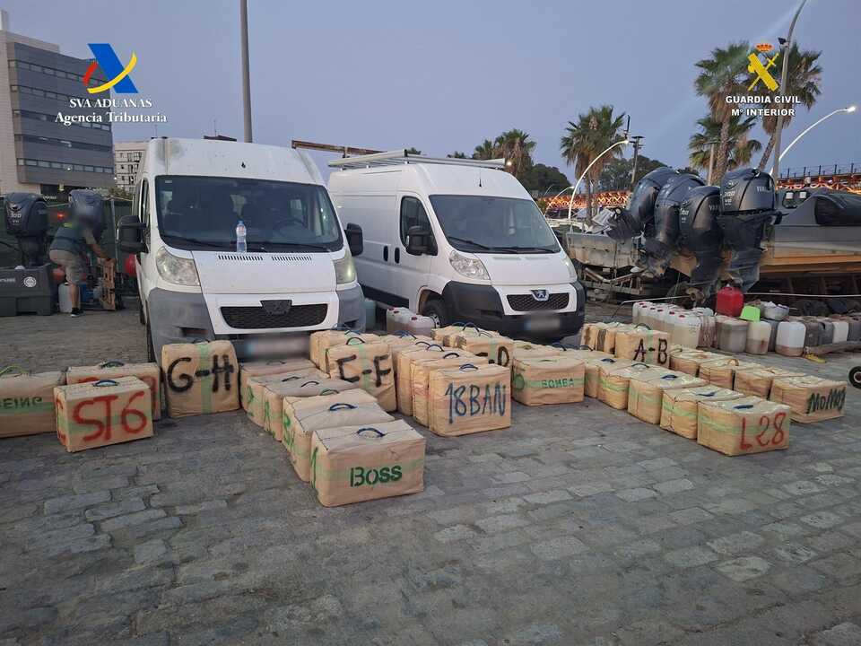 Nuevo golpe al narcotráfico: Intervenidos 1.600 kilos de hachís en la ría de Huelva con cinco detenidos