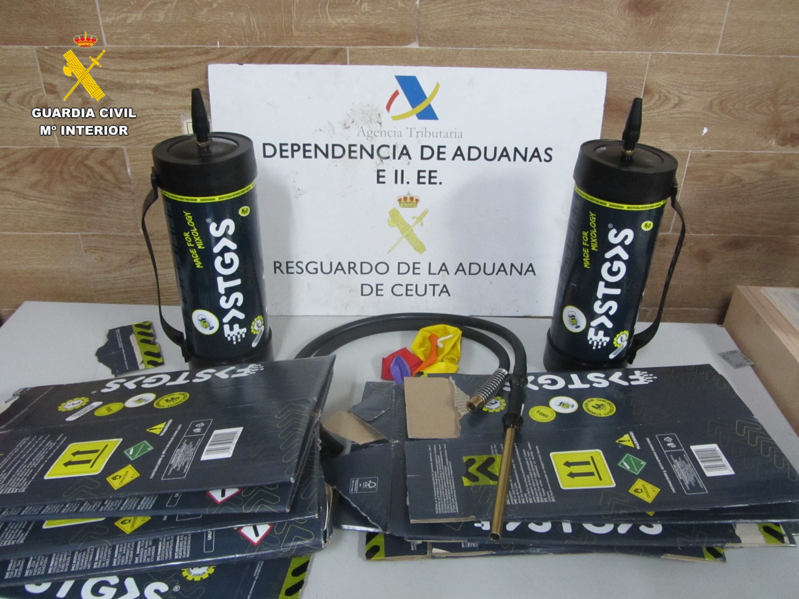 Dos detenidos con 3,4 kilos de 'gas de la risa' que vendían a los viandantes
