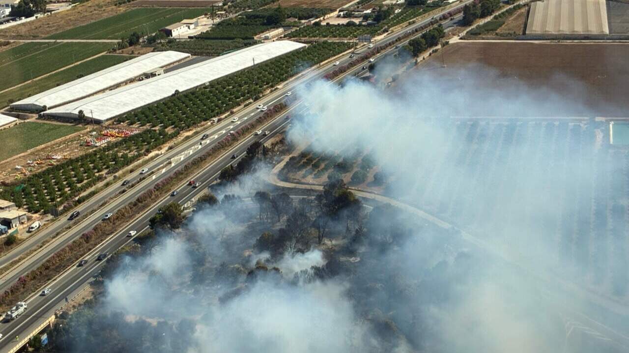 Dos incendios junto a la AP-7 movilizan a numerosos efectivos en San Javier y San Pedro del Pinatar