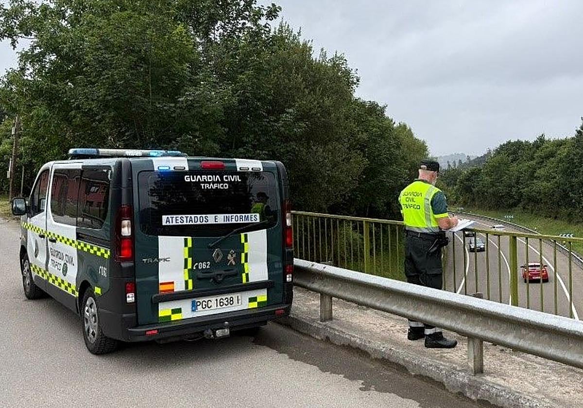 Un vídeo en redes sociales ayuda a dar con el joven que lanzó bloques de hormigón a la carretera en Arriondas