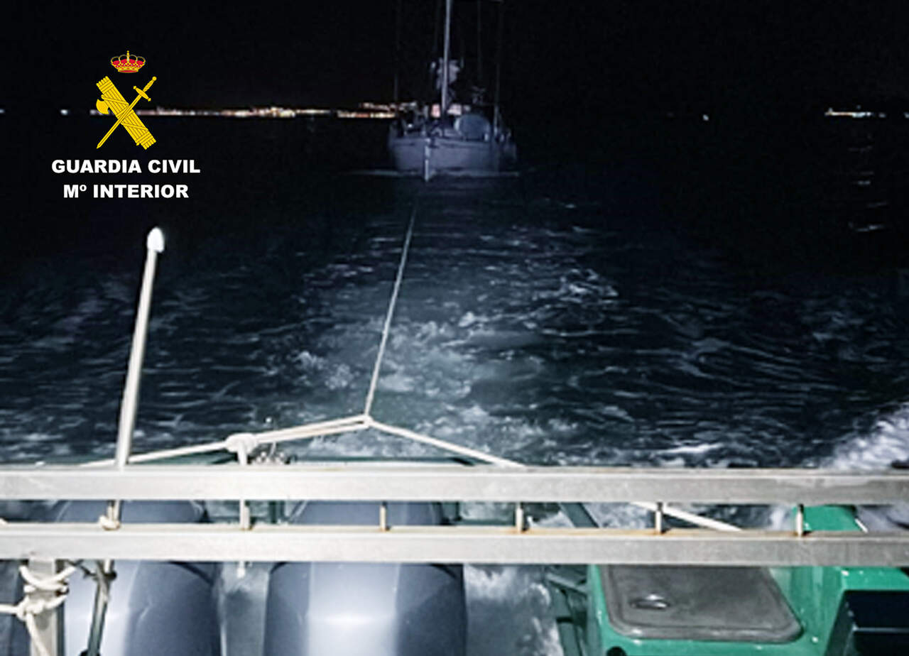 La Guardia Civil auxilia a un velero a la deriva en el Mar Menor