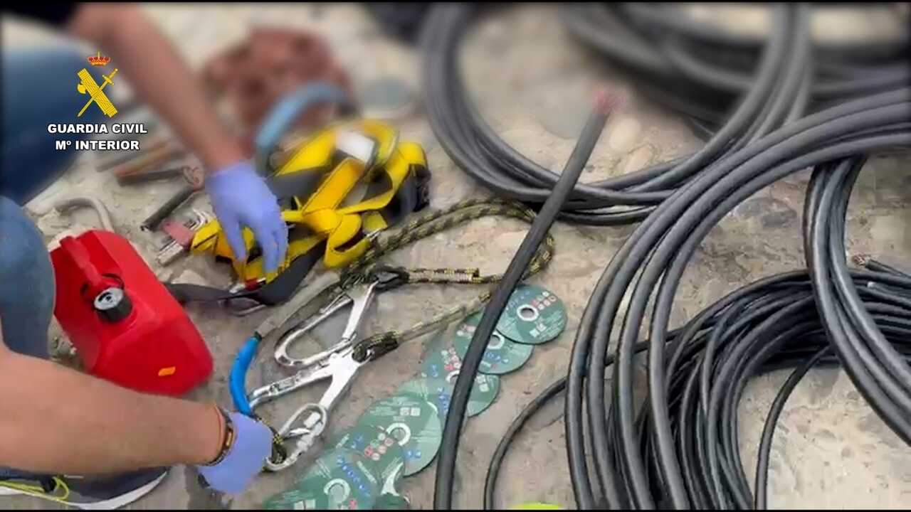 Nuevo robo en Huelva: La Guardia Civil sorprende a seis personas cuando robaban dos kilómetros de cable