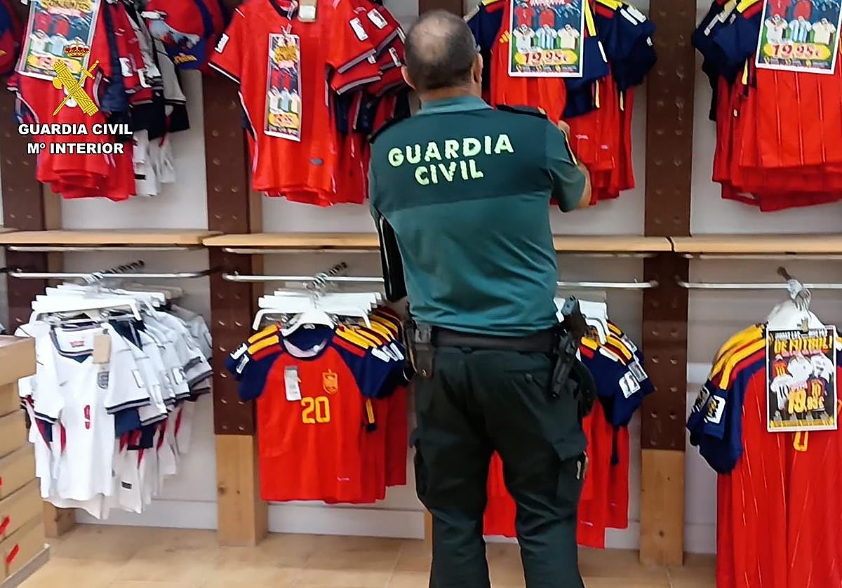 Incautan más de 1.200 equipaciones falsas del Mundial de 2026 en Gran Canaria