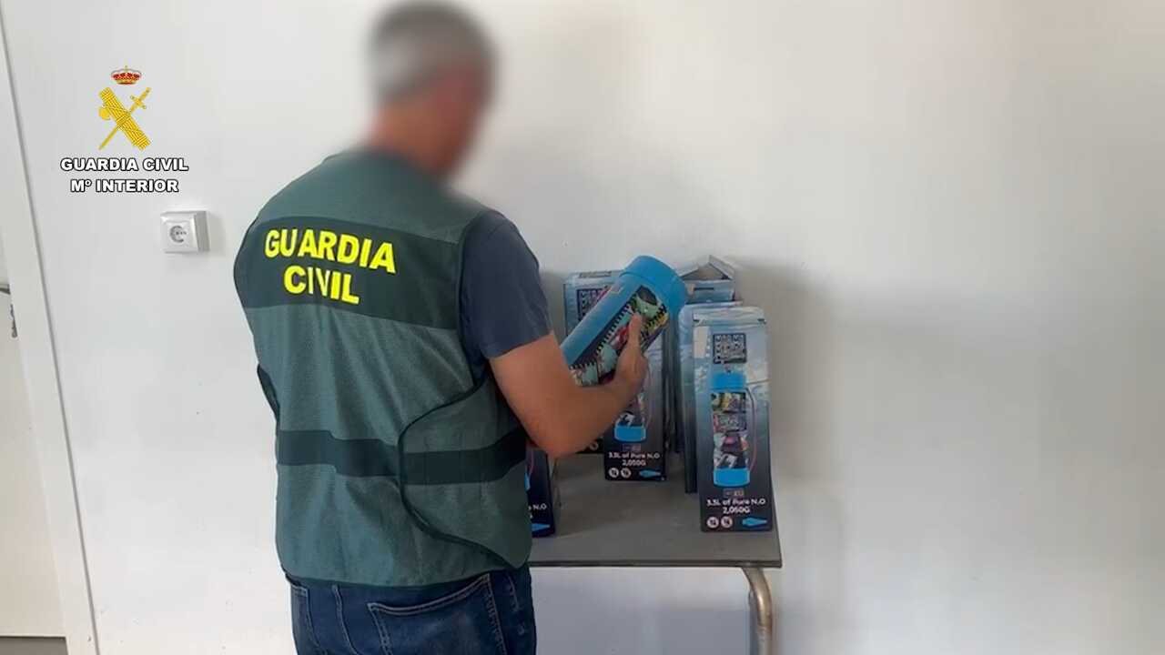 La Guardia Civil interviene 47 bombonas de óxido nitroso en Punta Umbría por presunto delito contra la salud pública.