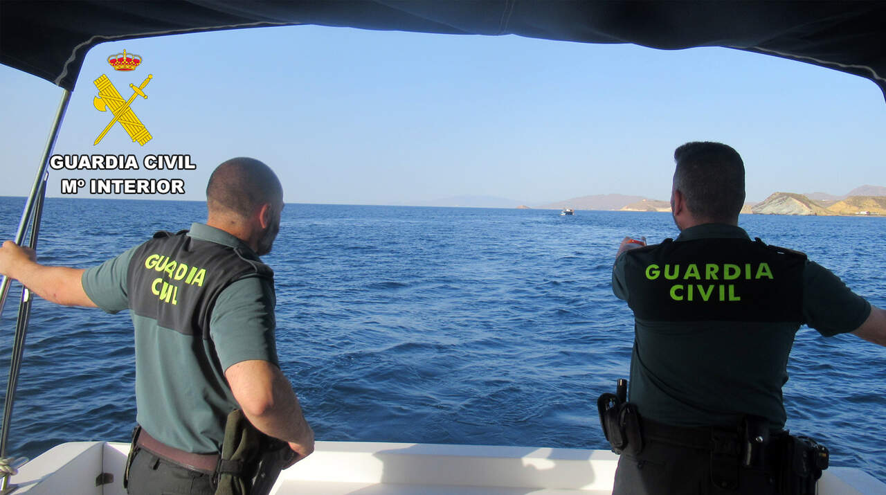 La Guardia Civil investiga en Águilas a un pescador sin autorización
