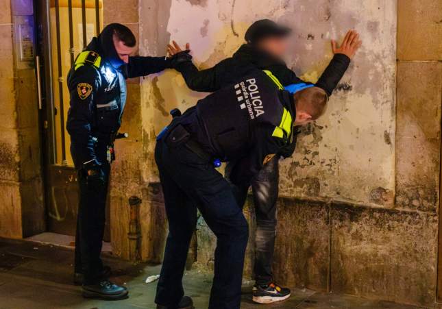 La Guàrdia Urbana de Barcelona detiene a dos ladrones en pleno robo en Ciutat Vella