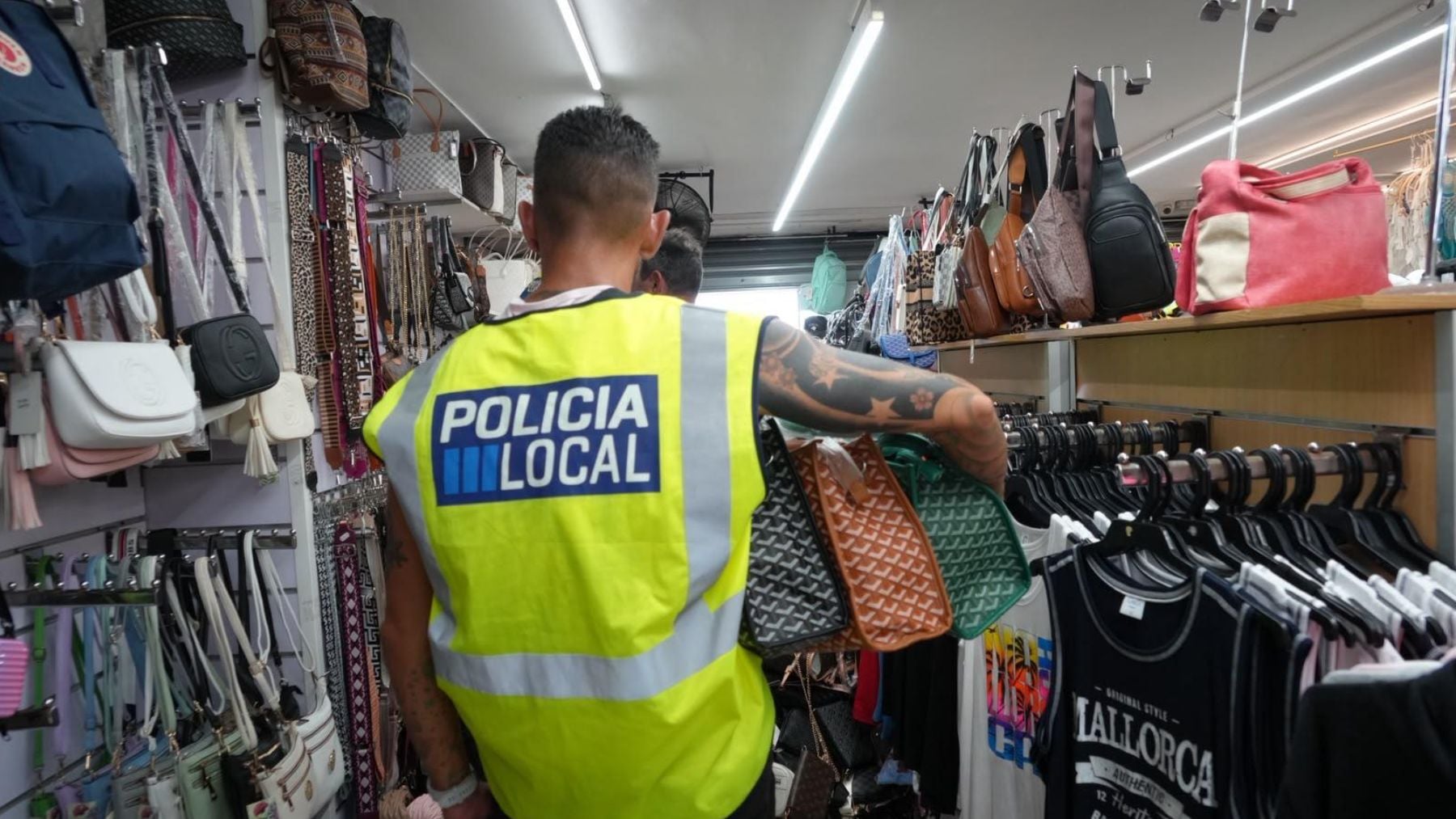 La Policía Local de Palma decomisa 5.700 productos falsificados en la Playa de Palma y investiga a 21 personas