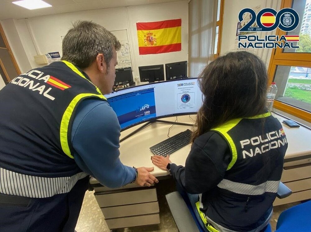Madre detenida en Valladolid por estafa y falsedad documental al contratar servicios de telecomunicaciones con los datos de otra persona, su hijo sigue prófugo
