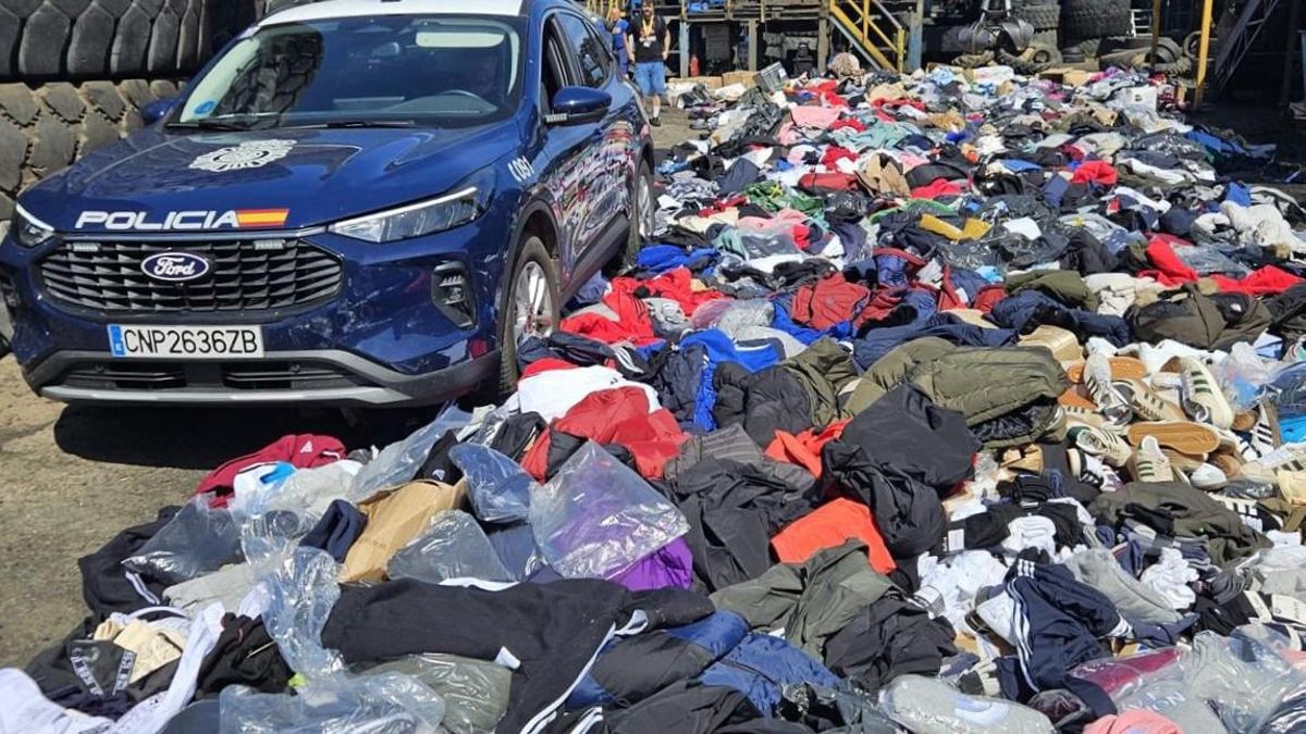 Destrucción de casi una tonelada de ropa falsificada incautada por la Policía Nacional en los mercados de Astorga y Ponferrada.