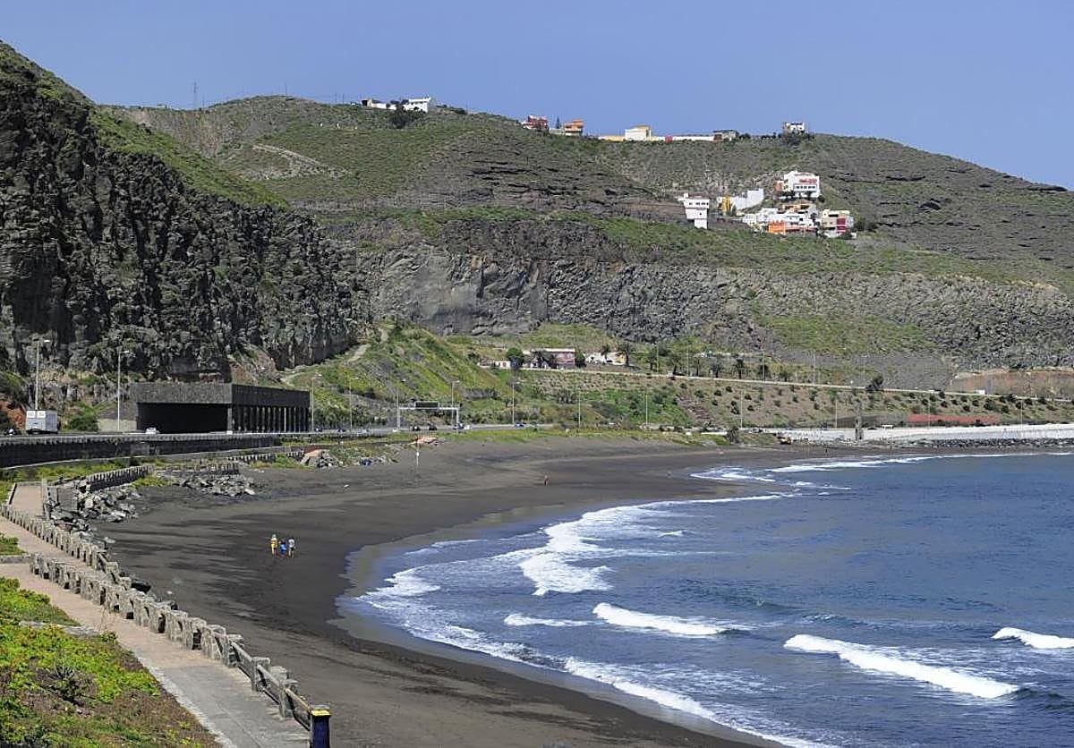 Rescatan a un niño de 12 años en La Laja y buscan a otra menor en el mar