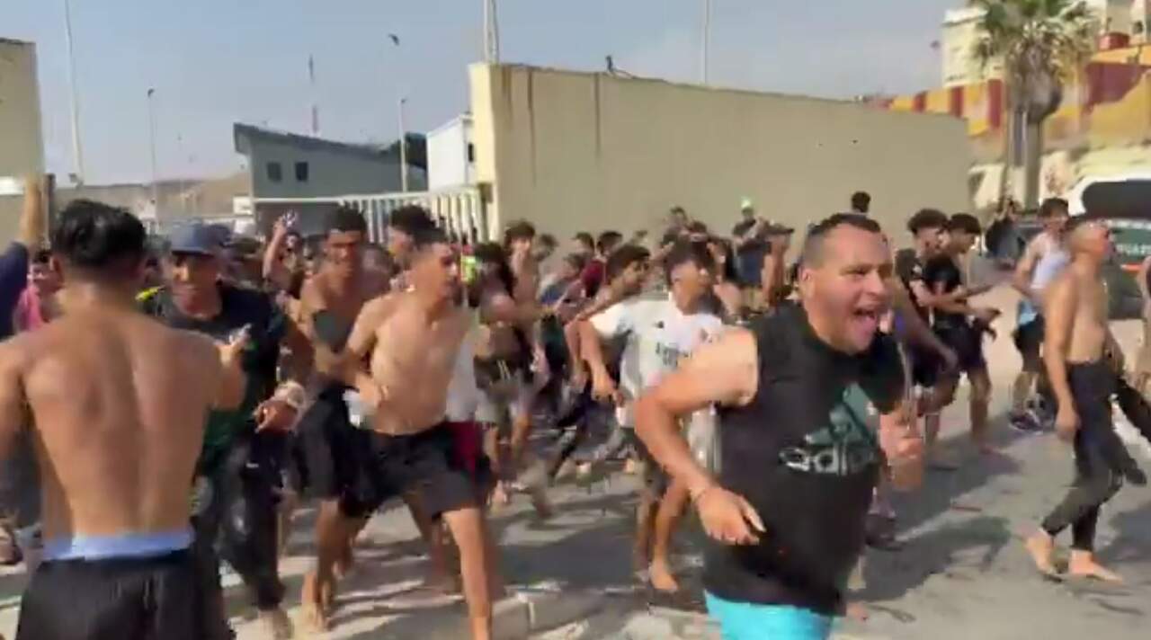Ceuta, desbordada: Miles de inmigrantes entran a nado sin oposición