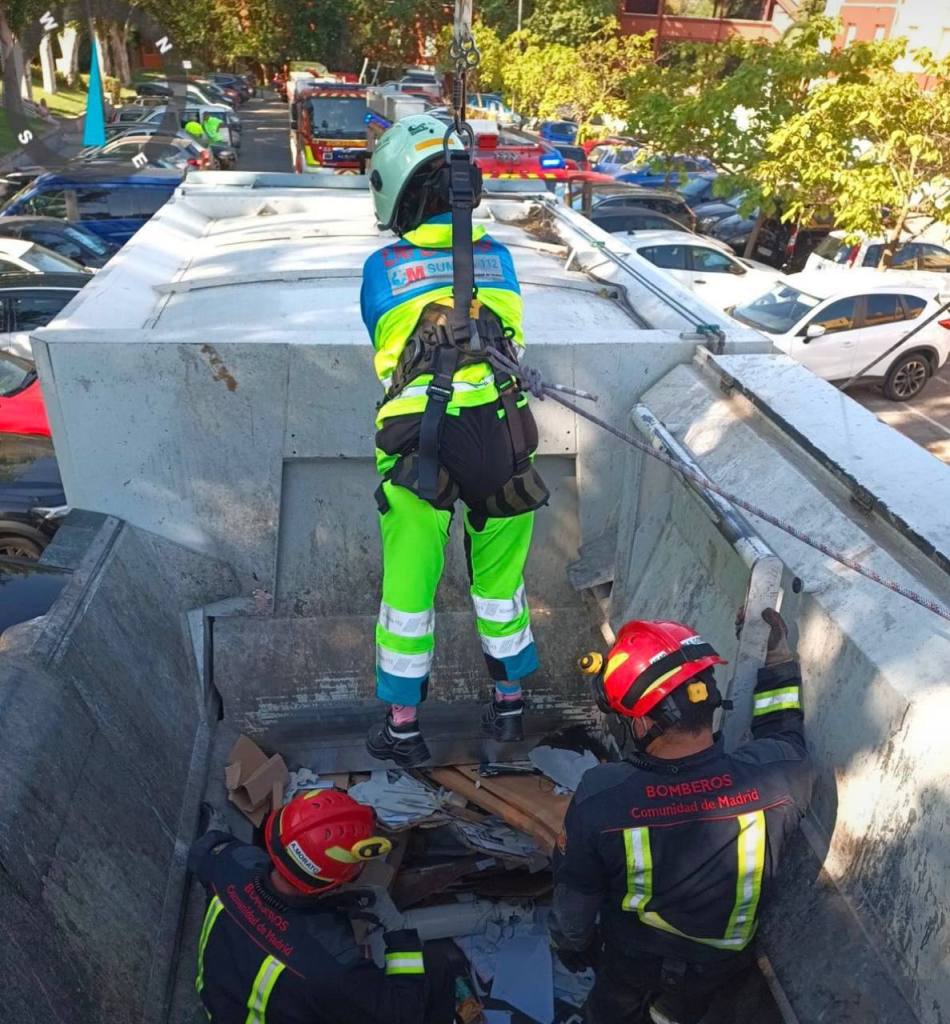 Rescatan grave a una mujer de un camión de reciclaje en Rivas