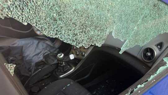 Denuncian el robo en un coche en Huelva capital tras romper una ventanilla a plena luz del día