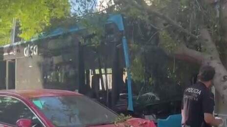 Ocho heridos tras accidente de autobús en Cartagena: vehículo colisiona y se empotra en una vivienda