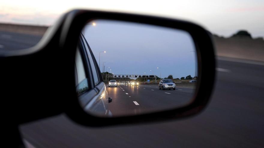 Roban un coche que iba por la autovía en Albacete y dejan a sus ocupantes en la carretera