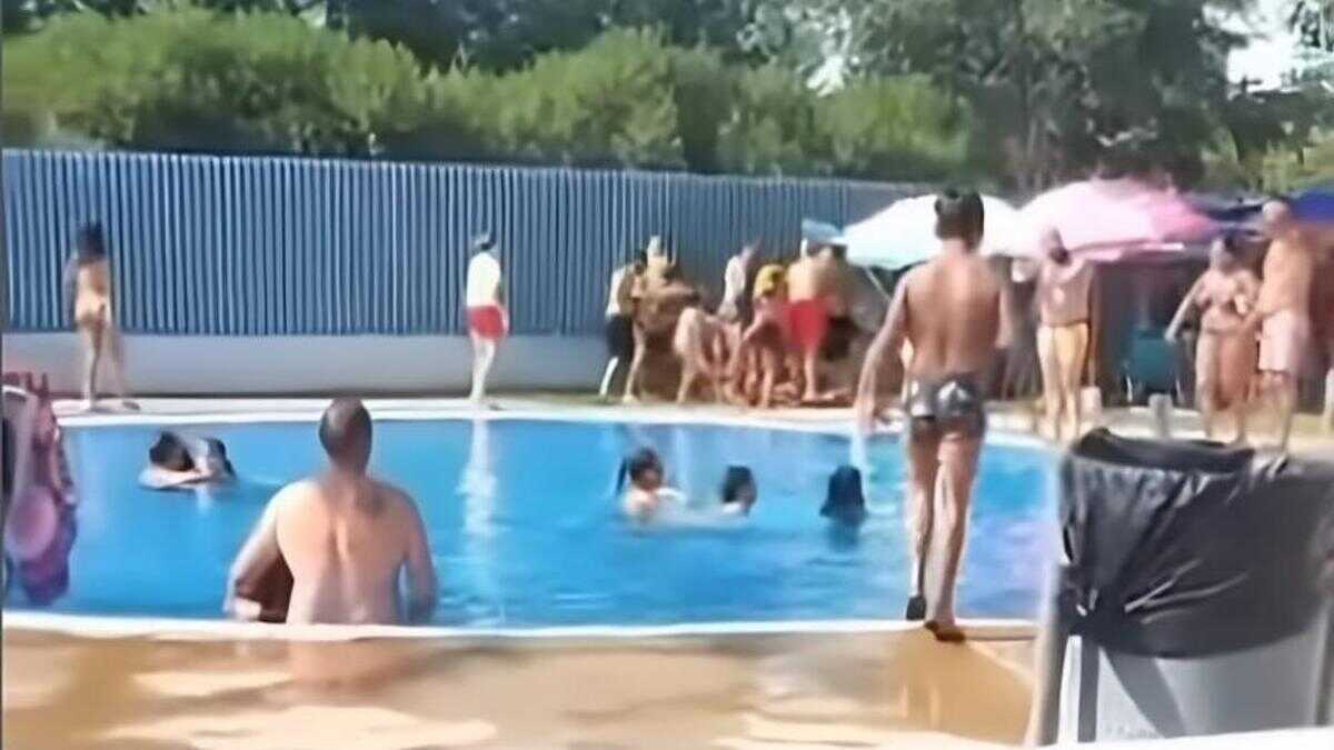 Brutal agresión con una sombrilla a una socorrista en la piscina municipal de Palma del Río ante decenas de niños