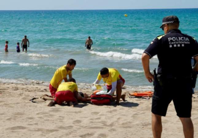 Rescate heroico en Castelldefels: salvan a un hombre de 84 años que se ahogaba en la playa