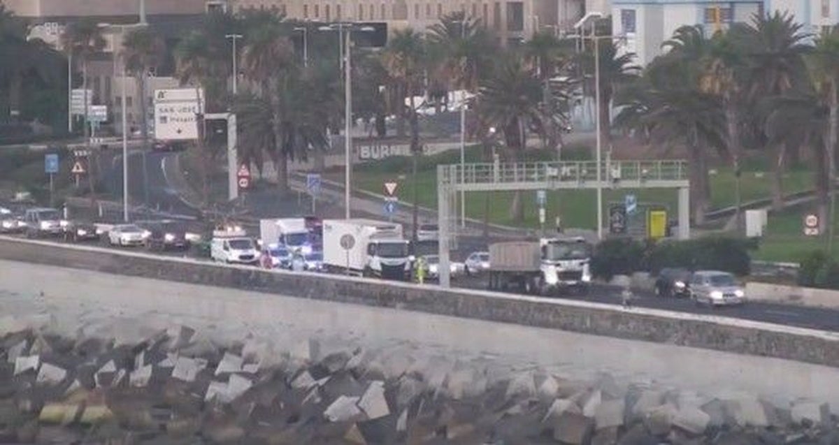 Retenciones en la GC-1 sentido norte tras el reventón de la goma de un camión en la Vega de San José