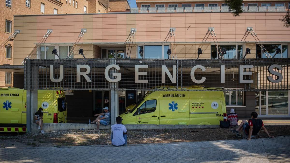 Dos ambulancias en el Hospital Universitario Arnau de Vilanova de Lleida. / EP