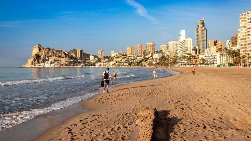 Fallece un hombre de 83 años mientras practicaba esnórquel en la playa de Poniente de Benidorm