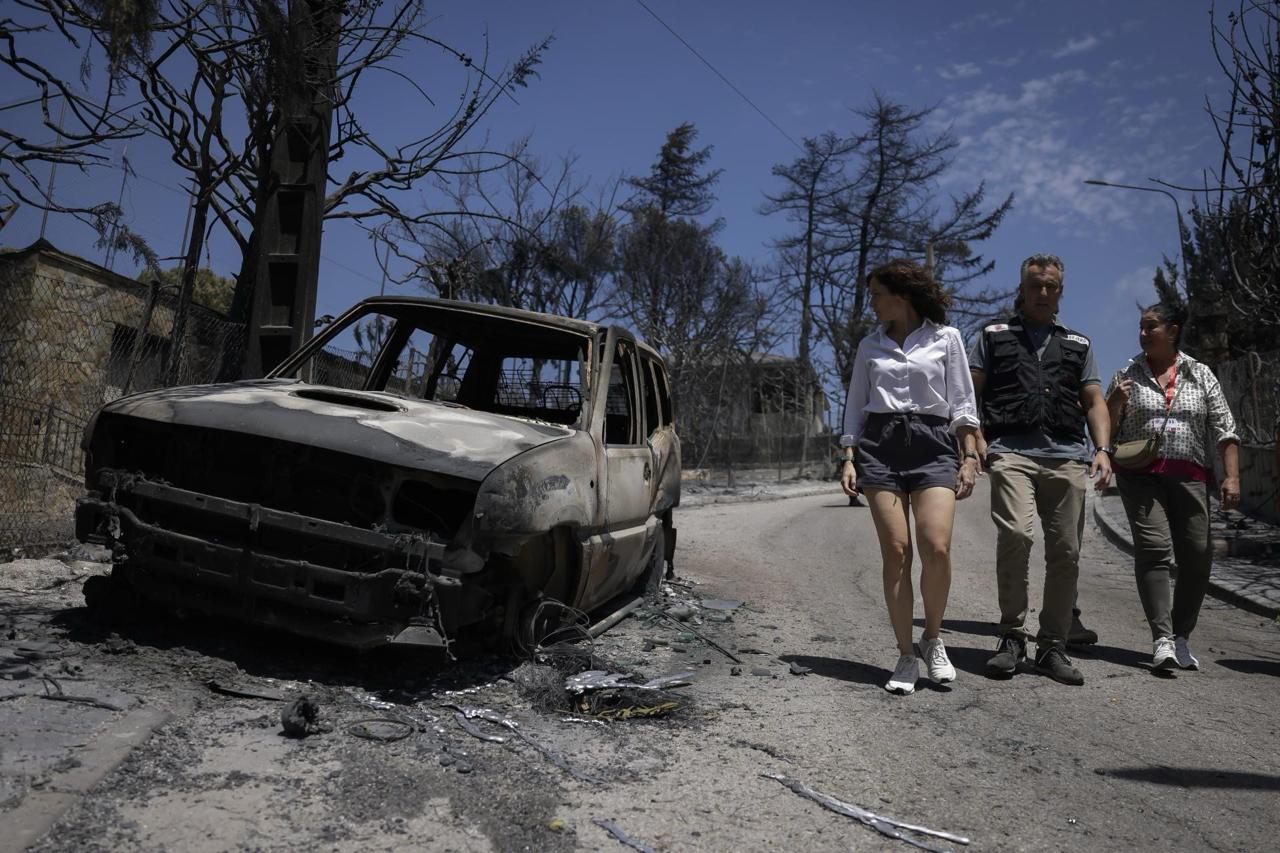 Tres incendios forestales en la Comunidad de Madrid obligan a evacuar a cientos de vecinos y cortar carreteras en pleno pico de calor y viento.