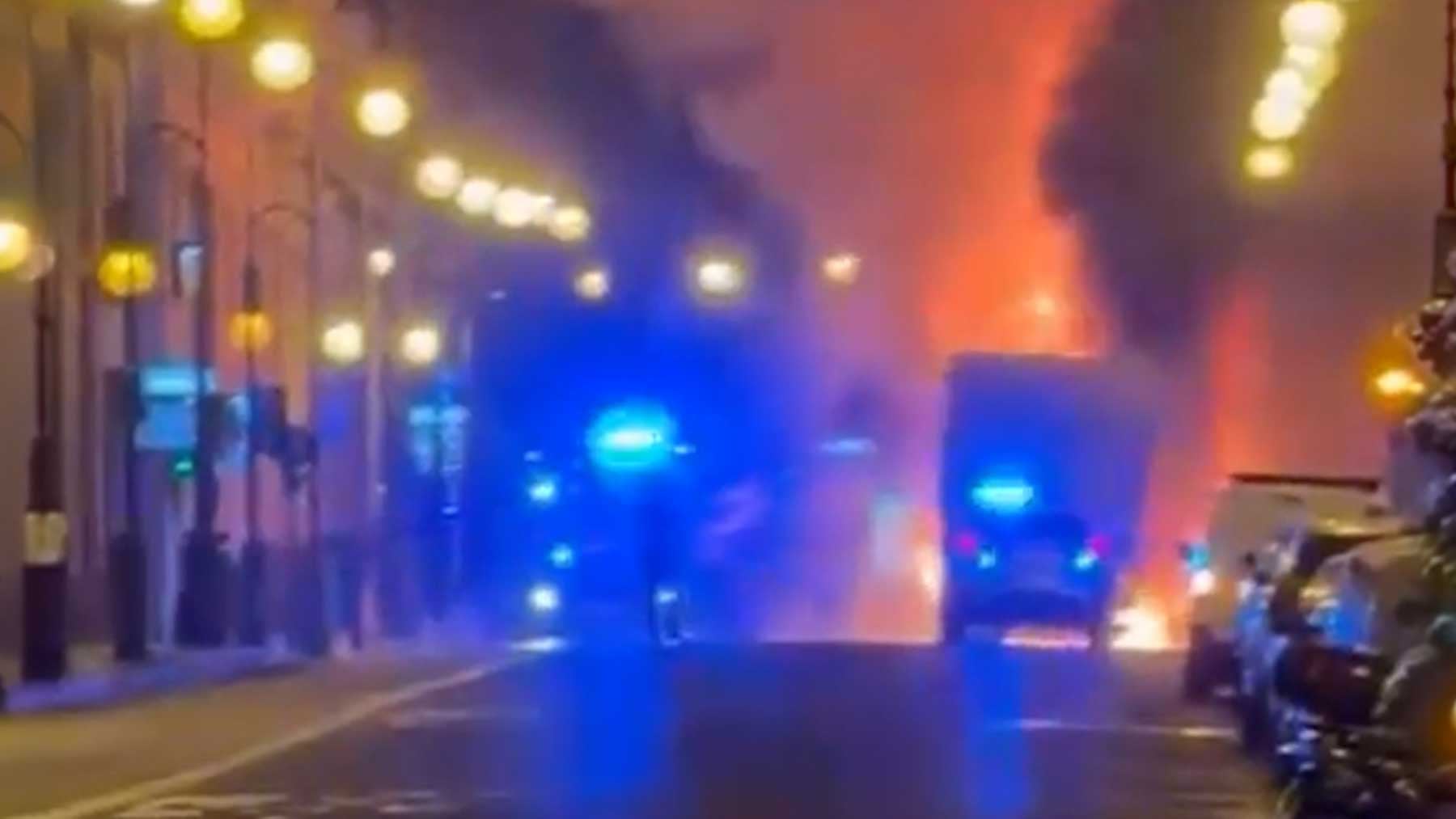 El espectacular incendio de un camión de la basura en el centro de Palma desata el pánico con varias explosiones de madrugada