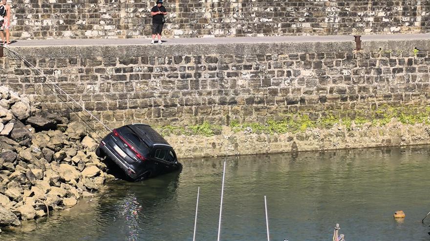 Susto en Hondarribia: cae un coche al mar en el puerto