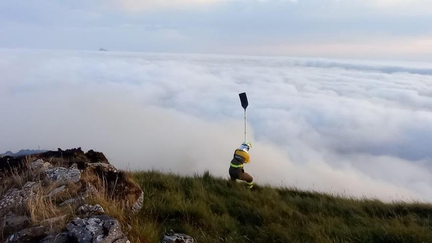 Un rayo causa un incendio en el monte Aloña de Oñati