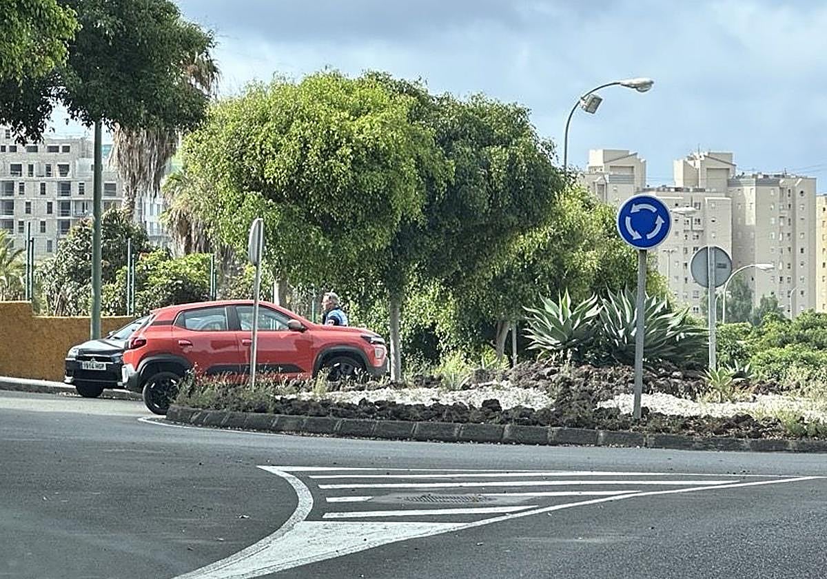 Un turismo queda encima de una rotonda en Siete Palmas por un fallo mecánico