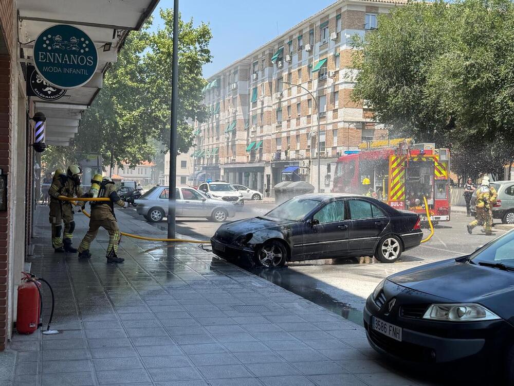 Un vehículo arde en el barrio de Palomarejos debido al calor