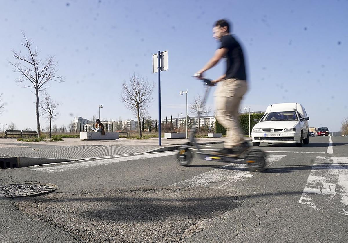 Herida una menor de 15 años al colisionar un coche con el patinete que conducía en Miranda