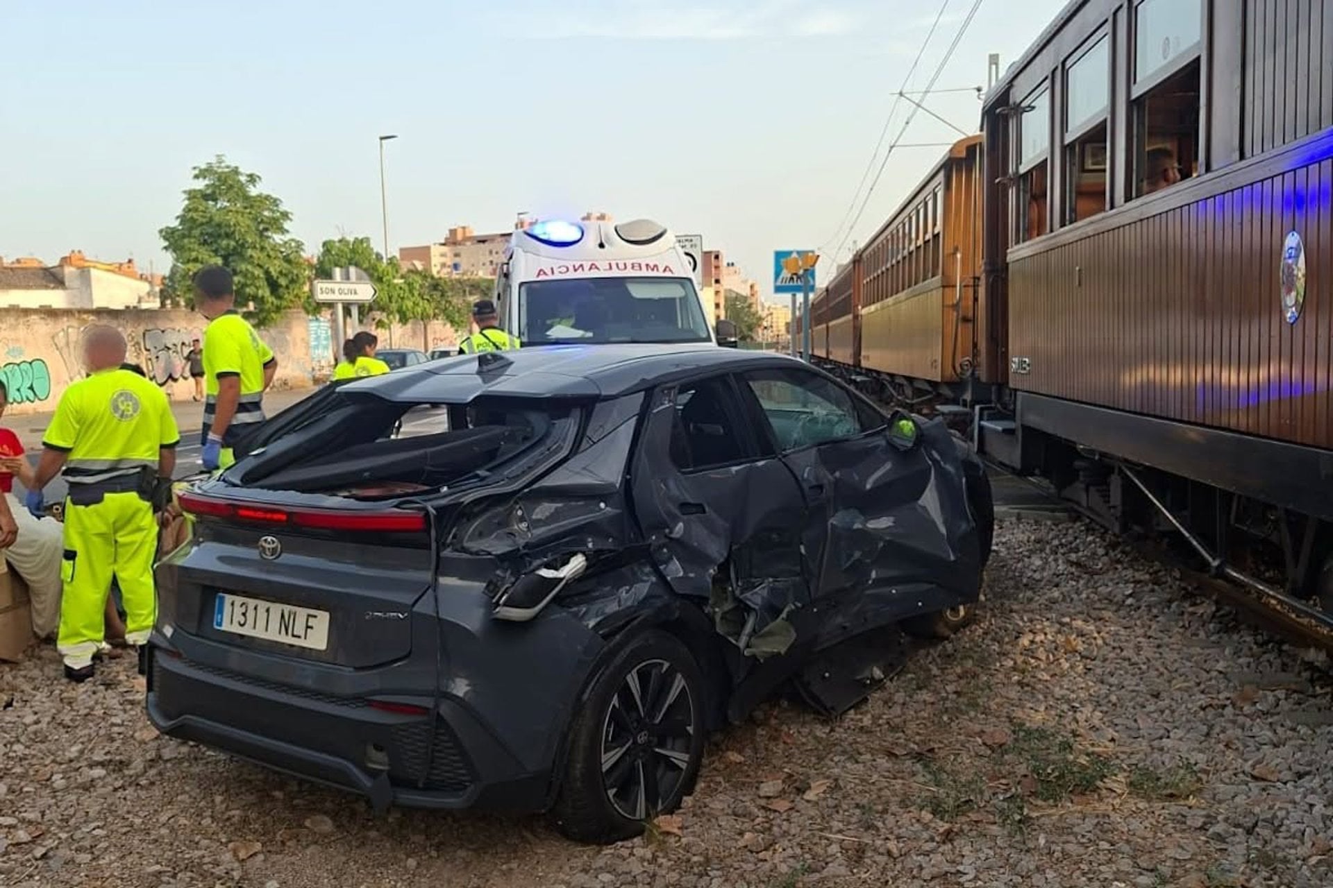 Una mujer resulta herida al chocar su coche con el tren de Sóller en Palma