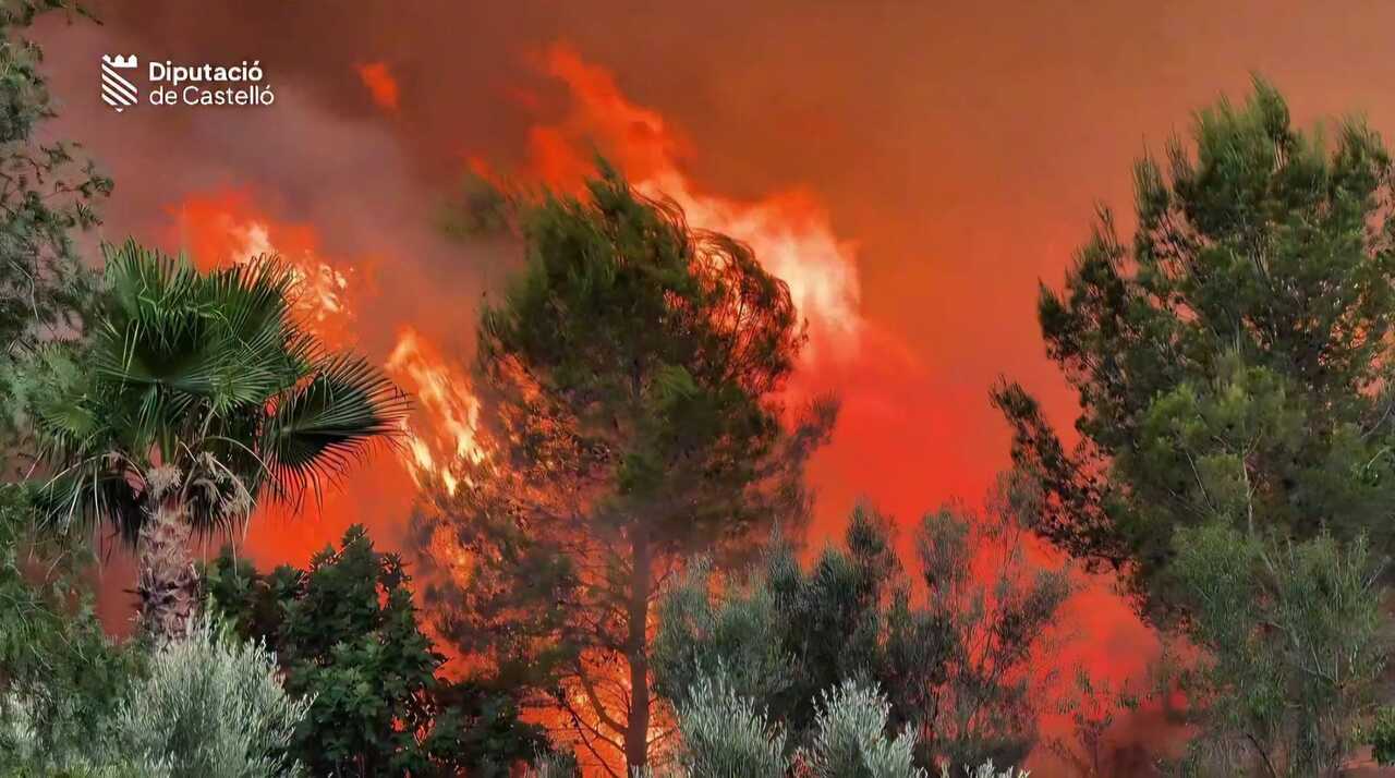 Unos 200 medios terrestres y 15 aéreos trabajan para evitar que el incendio de Soneja llegue al Parque Natural de Espadán
