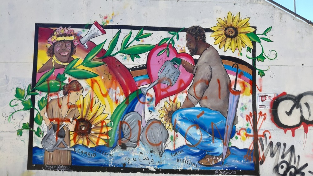 Vandalizan con mensajes racistas un mural LGBTI en Valladolid