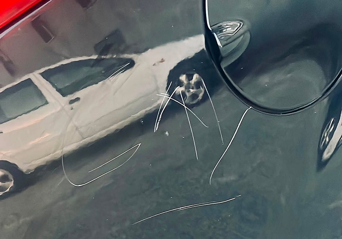 Nuevo delito de odio en Castrillón: rayan el coche de un antiguo representante municipal con la palabra «gay»