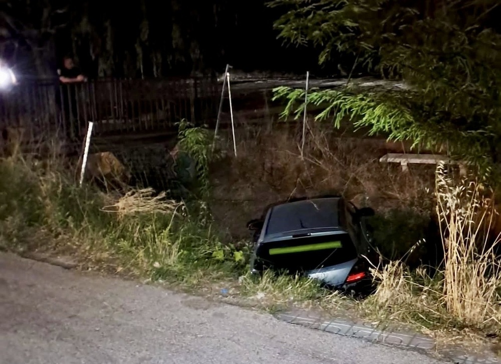 Un coche aparece en una acequia de la explanada del mercadillo