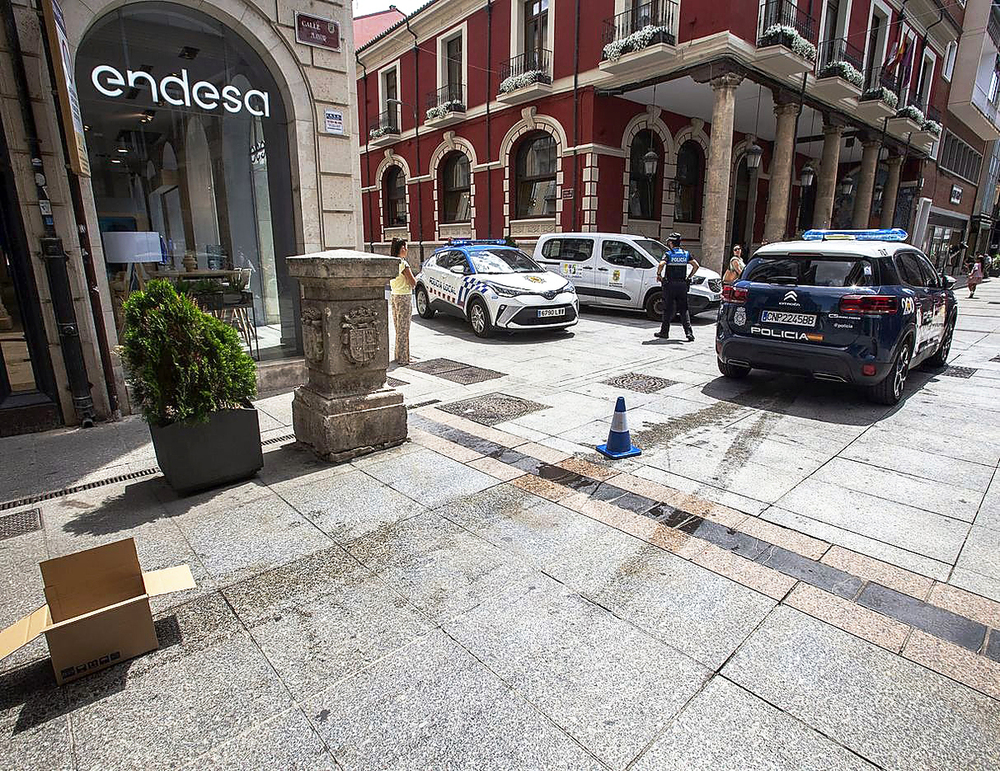 Un taxi pierde gasoil y provoca la caída de varios peatones