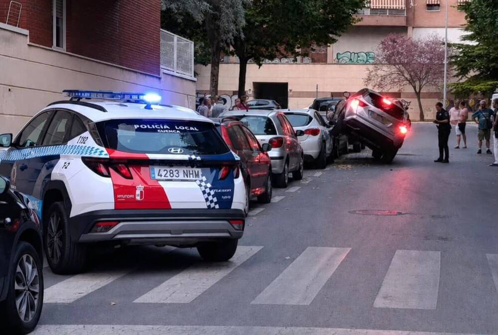 Una mujer resulta herida tras colisionar contra dos vehículos