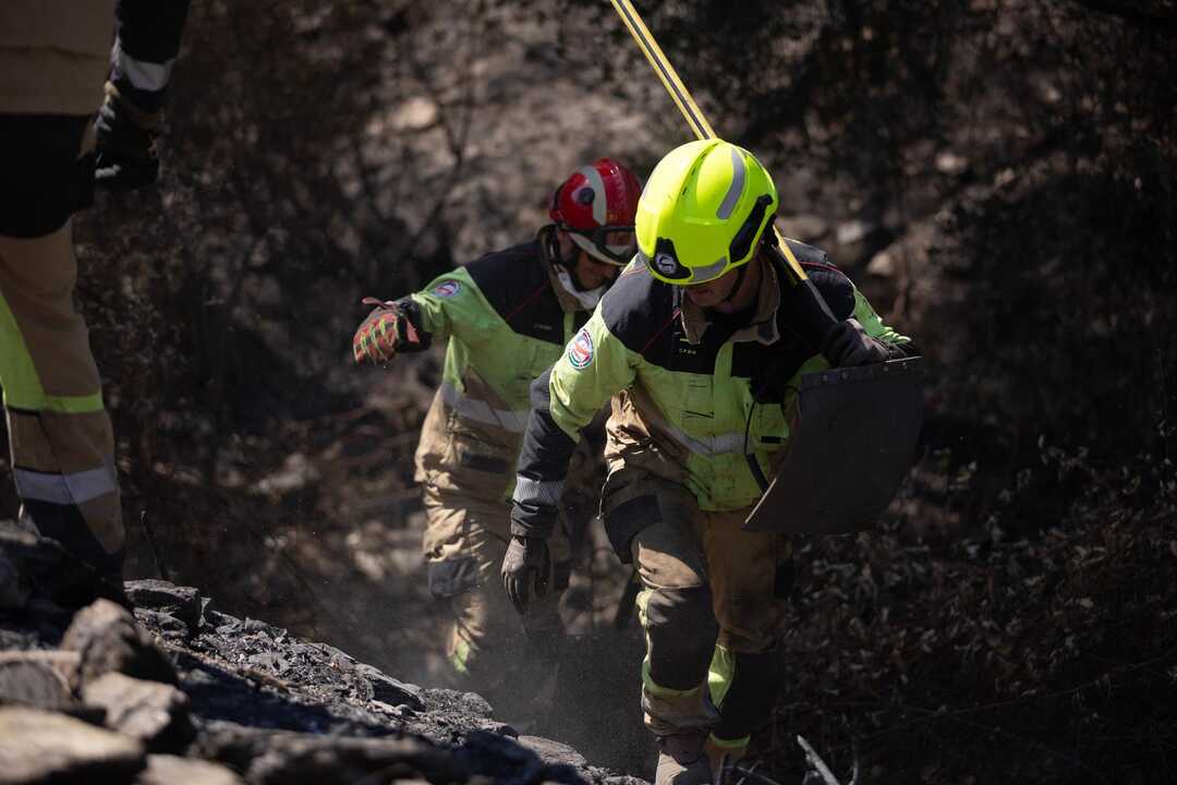 Un total de 135 profesionales y ocho medios aéreos trabajan para el control del incendio de Niebla