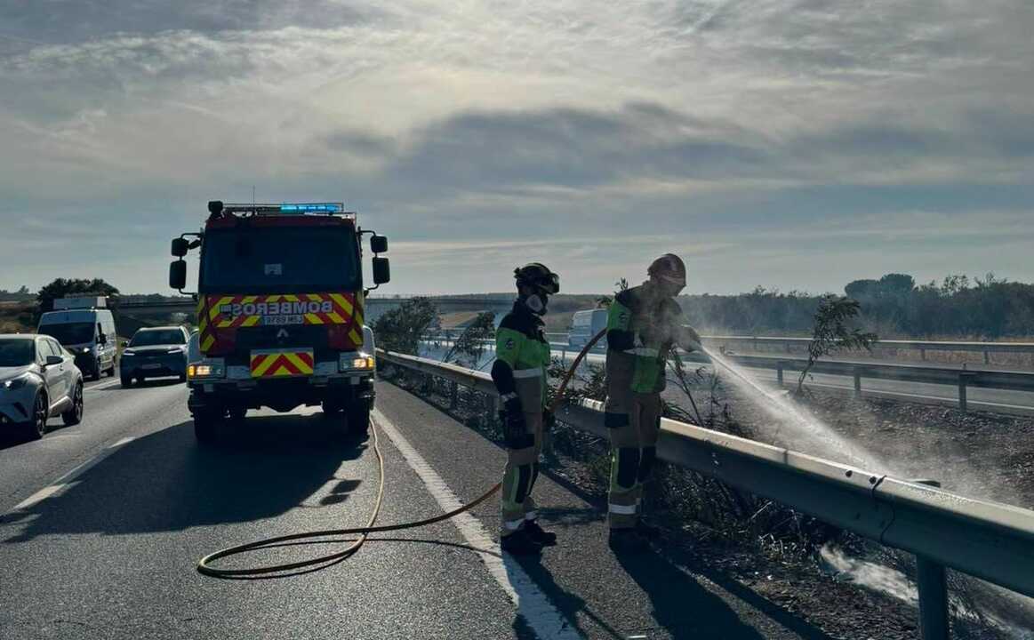 Bomberos actúan en la A-49