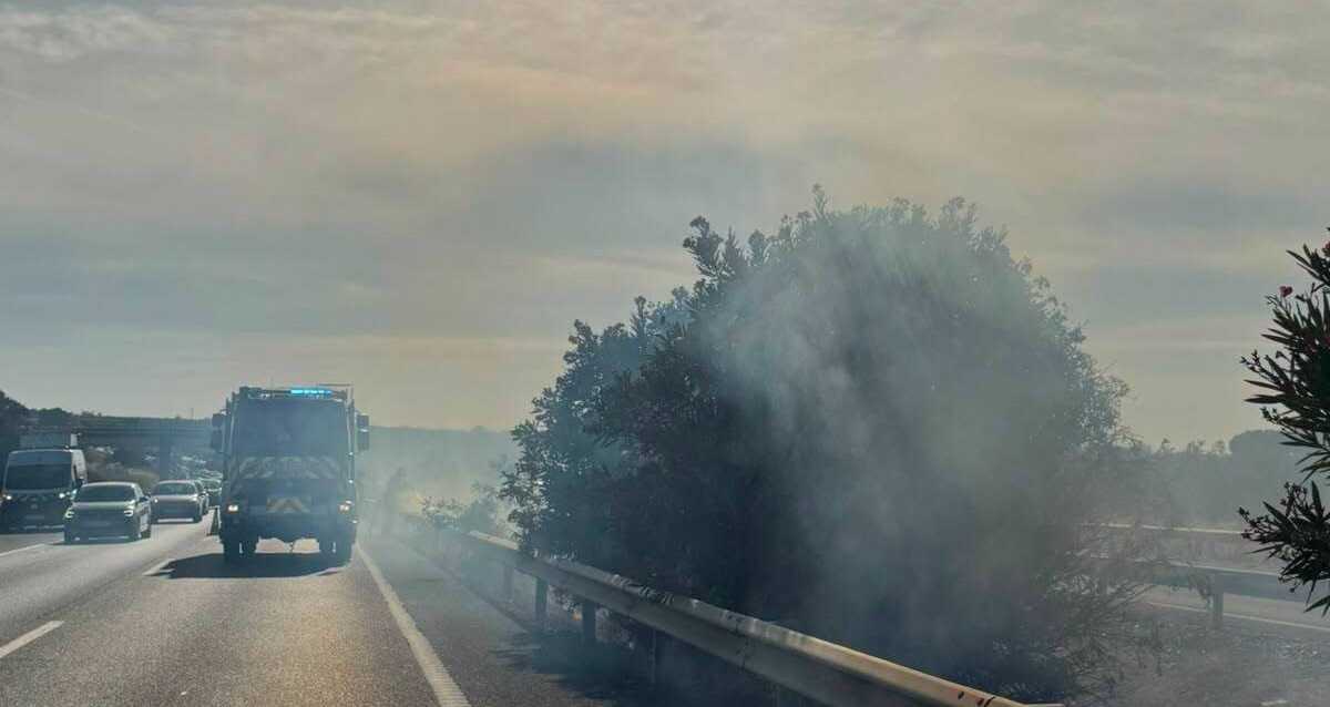 Incendio en la A-49 provoca caos en el tráfico