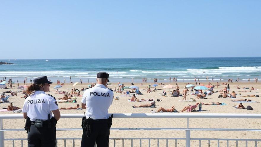 Fallece un donostiarra de 54 años en la playa de la Zurriola