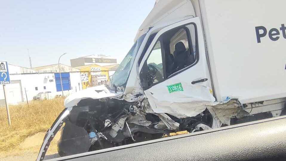 Aparatoso accidente en la A-5000: un camión y un todoterreno chocan a la altura de la Hacienda Montija