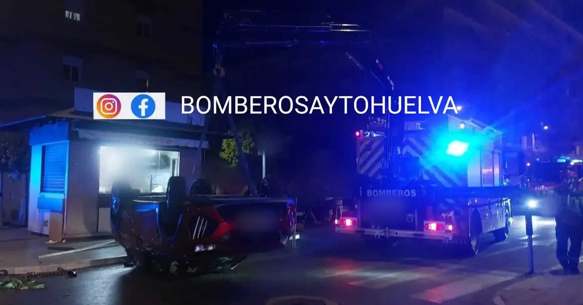 Fuerte accidente en Huelva capital: aparece un vehículo volcado en la Calle Argonautas