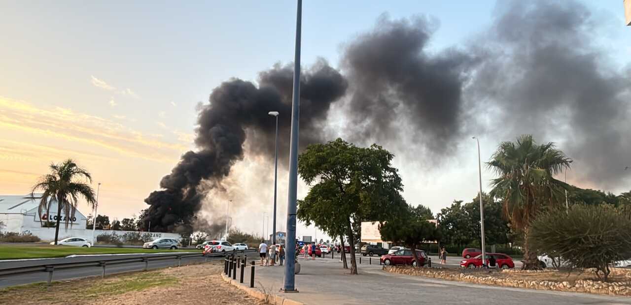 Alarma en Huelva tras un incendio en el Polígono Pesquero Norte que ha ocasionado una densa humareda