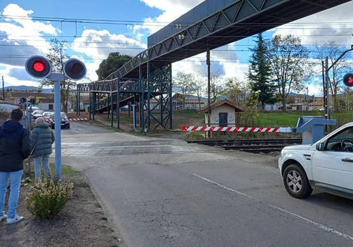 Herido un motorista tras sufrir una caída en un paso a nivel en el norte de Burgos