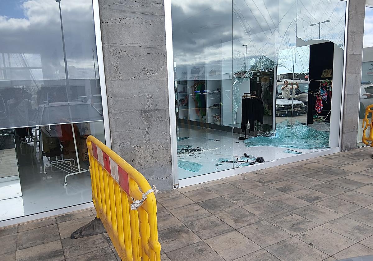 Contra un escaparate en el muelle deportivo de Arrecife
