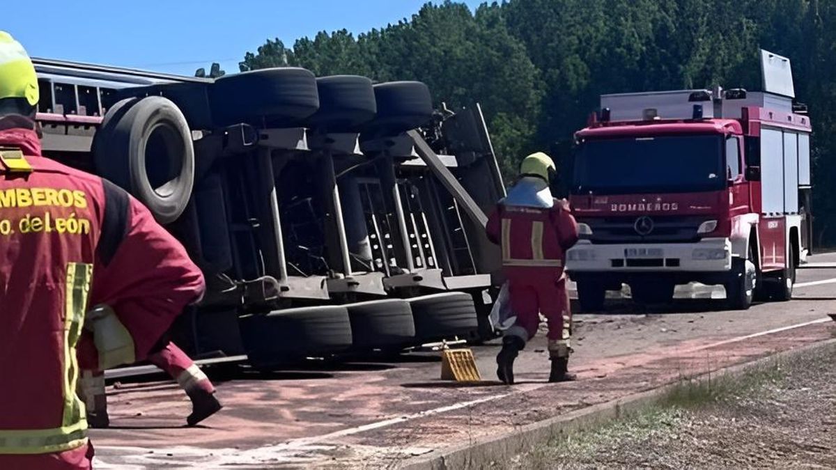 Imagen de archivo de los bomberos interviniendo en un accidente con derrame de combustible.