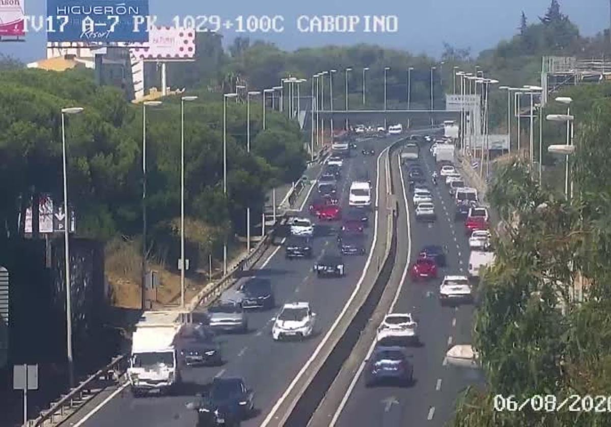 Una colisión entre un turismo y una caravana en la A-7 deja retenciones en Marbella